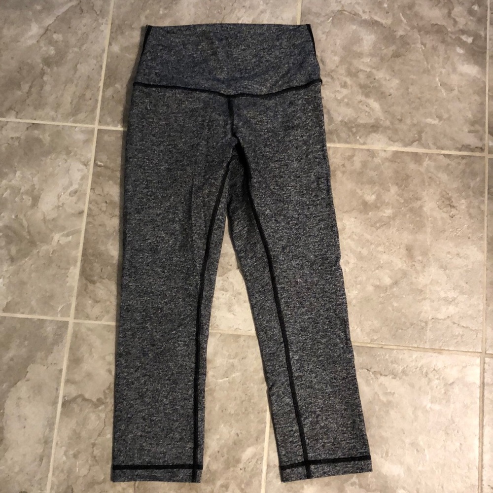 Lululemon cropped wunder unders, size 4.